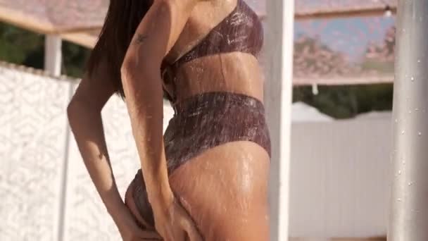 Tracking Shot Hermosa Chica Morena Traje Baño Pie Bajo Ducha — Vídeo de stock