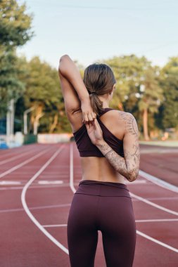 Spor giyim çekici atlet kız şehir stadyumunda eğitim arkasında el ele tutuşuyor 