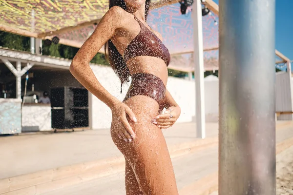 닫기 올라 섹시한 젖은 소녀 에 수영복 관능적으로 복용 바닷가 샤워 에 a 뜨거운 날 — 스톡 사진