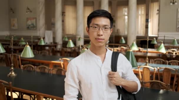 Porträtt Unga Asiatiska Leende Manliga Studenten Drömmande Tittar Kameran Biblioteket — Stockvideo