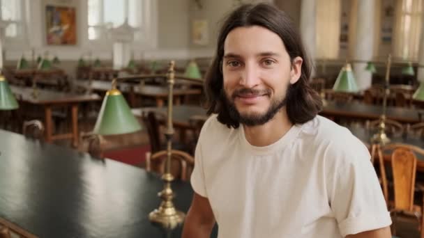 Portrait Jeune Étudiant Souriant Regardant Joyeusement Caméra Dans Bibliothèque Université — Video