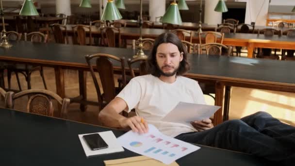 Aufnahme Eines Jungen Ernsthaften Männlichen Studenten Der Nachdenklich Einem Studienprojekt — Stockvideo