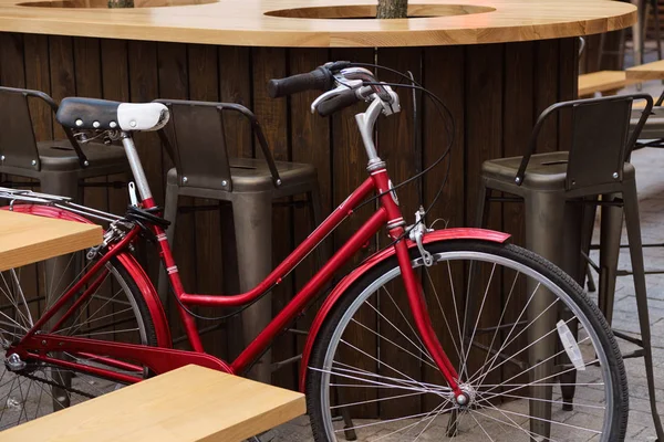 Zbliżenie zdjęcie czerwonego klasycznego roweru na dziedzińcu kawiarni — Zdjęcie stockowe