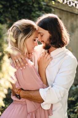 Genç güzel romantik çift portre şehvetli tarih açık birbirlerine sarılma