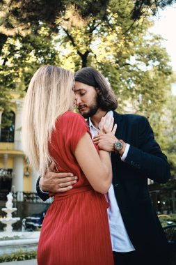 Genç güzel romantik çift şehvetli restoranın rahat bahçesinde tarihte dans