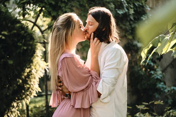 Jeune couple romantique attrayant baisers rêveur sur la date de plein air — Photo