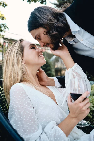 Νέοι όμορφο ρομαντικό ζευγάρι αισθησιακά φιλιά ο ένας στον άλλο υπαίθριο — Φωτογραφία Αρχείου
