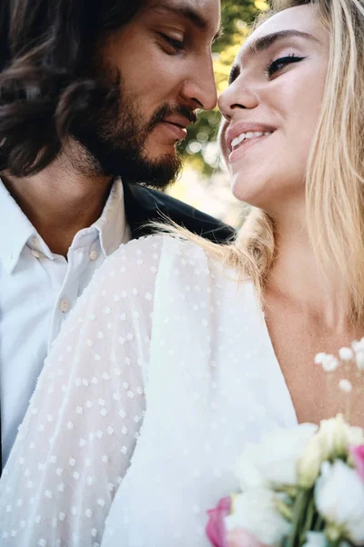 Portré gyönyörű menyasszony és a vőlegény szép álmodosan csókolózás kültéri — Stock Fotó