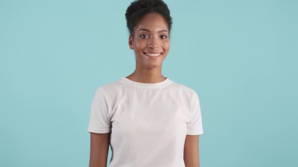 Ritratto Attraente Ragazza Afroamericana Felicemente Ridendo Mostrando Voi Con Indice — Video Stock