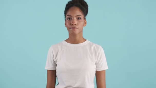 Портрет Задумчивой Африканской Девушки Американки Скептически Оглядывается Вокруг Голубом Фоне — стоковое видео