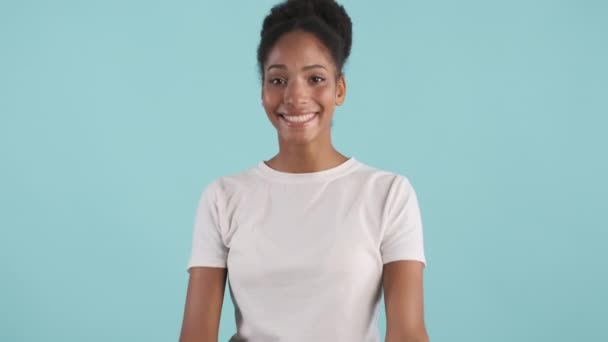 Retrato Alegre Menina Afro Americana Alegremente Mostrando Polegares Para Cima — Vídeo de Stock