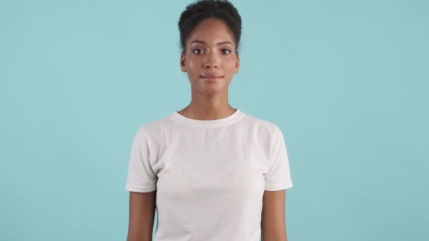 Portret Van Vrolijk Afrikaans Amerikaans Meisje Gelukkig Tonen Duimen Omhoog — Stockvideo