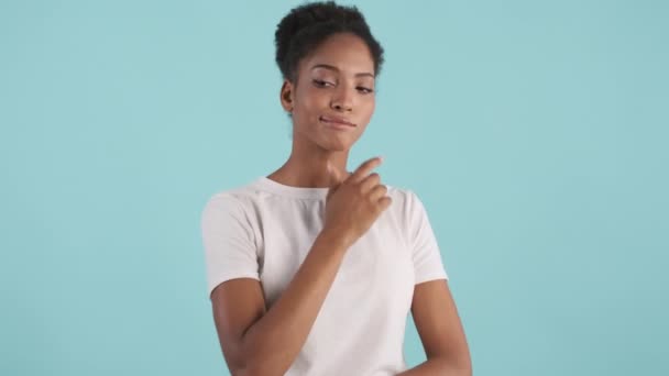 Retrato Una Chica Afroamericana Pensativa Tomando Una Decisión Felizmente Acuerdo — Vídeo de stock