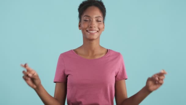 Jolie Fille Afro Américaine Souriante Joyeusement Croisé Les Doigts Avec — Video