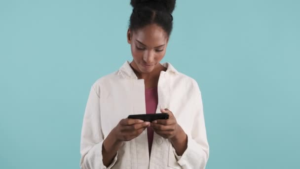 Emocionado Chica Afroamericana Casual Emocionalmente Jugando Juegos Teléfono Celular Sobre — Vídeos de Stock