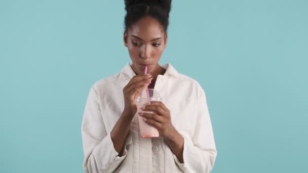 Vacker Härlig Afrikansk Amerikansk Flicka Dricker Läcker Milkshake Över Blå — Stockvideo