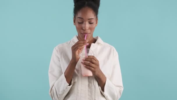 Довольно Взволнованная Африканская Американка Пьющая Вкусный Молочный Коктейль Великолепно Смотрящая — стоковое видео