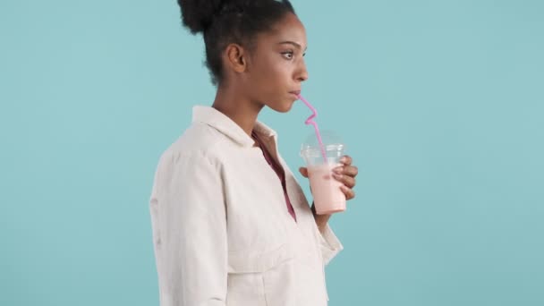 Vista Lateral Menina Americana Africana Bonita Feliz Beber Delicioso Milkshake — Vídeo de Stock