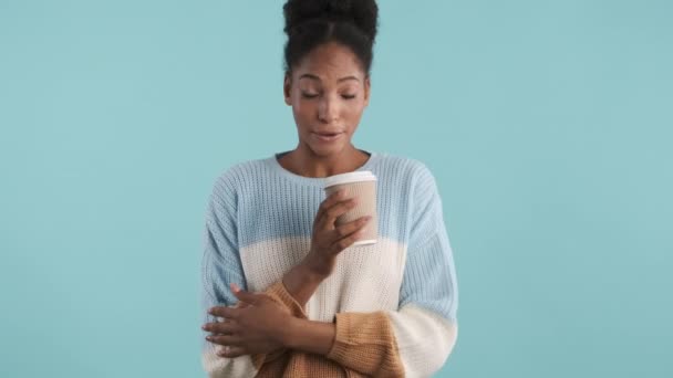 Atractiva Chica Afroamericana Congelada Suéter Acogedor Bebiendo Felizmente Mirando Cámara — Vídeos de Stock