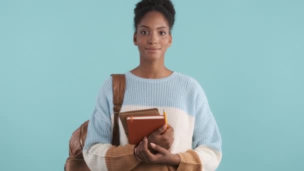 Atractiva Estudiante Afroamericana Casual Con Libros Felizmente Mirando Cámara Sobre — Vídeo de stock