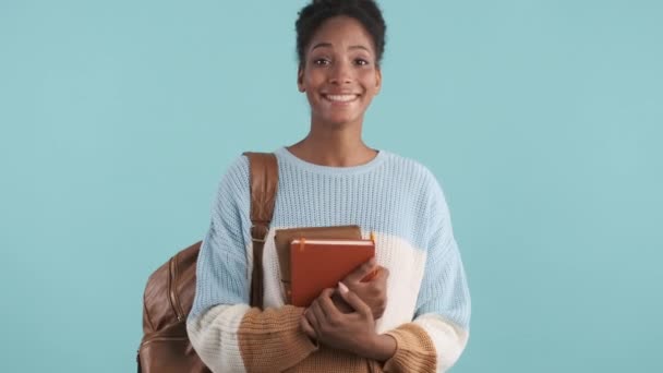 Estudante Americana Africana Muito Casual Com Livros Alegremente Sorrindo Câmera — Vídeo de Stock