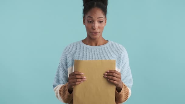 Привлекательная Африканская Американка Волнением Открывает Конверт Результатами Экзаменов Радостно Выдыхает — стоковое видео