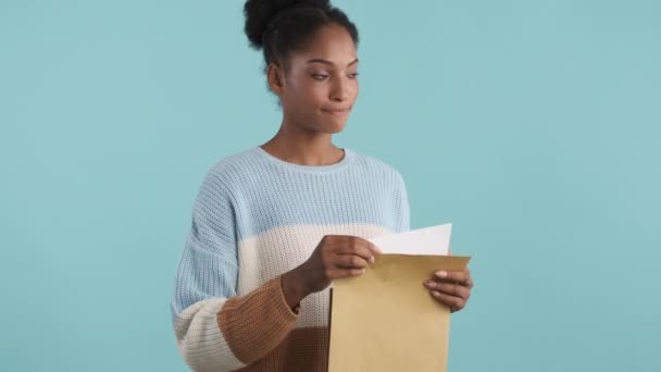 Ziemlich Aufgeregtes Afrikanisch Amerikanisches Mädchen Öffnet Umschlag Und Schaut Glücklich — Stockvideo