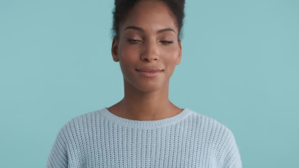 Retrato Bela Menina Americana Africana Sorridente Feliz Olhando Câmera Sobre — Vídeo de Stock