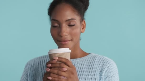 Retrato Menina Americana Africana Bonita Deliciando Cheiro Café Câmera Sobre — Vídeo de Stock