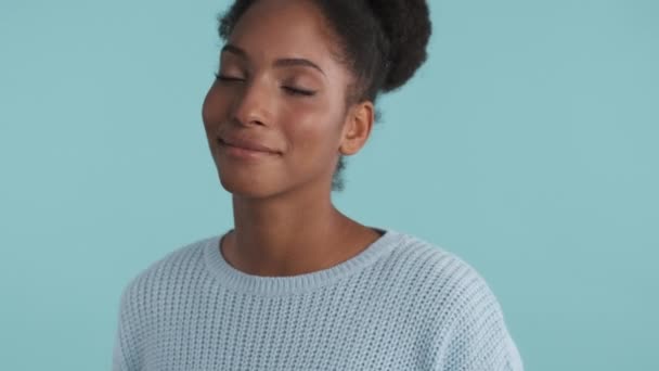 Retrato Chica Afroamericana Atractiva Bailando Soñadoramente Cámara Sobre Fondo Azul — Vídeo de stock