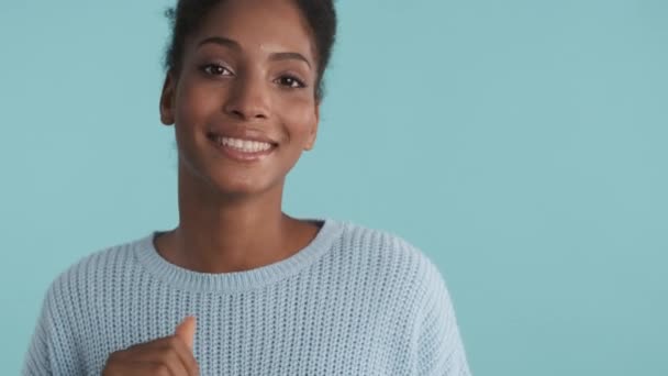 Retrato Bela Menina Americana Africana Sorridente Dançando Alegremente Câmera Sobre — Vídeo de Stock