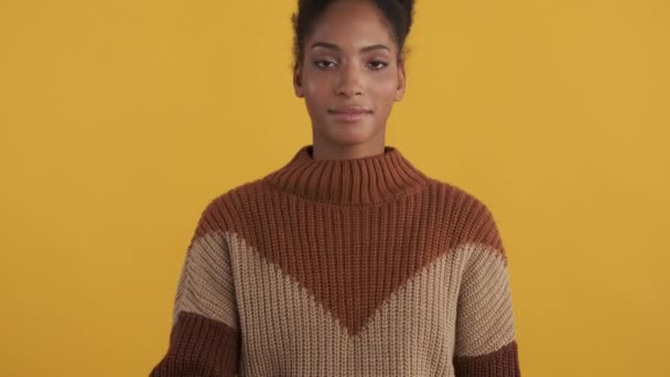 Porträtt Ganska Avslappnad Afro Amerikansk Flicka Glatt Visar Okej Gest — Stockvideo