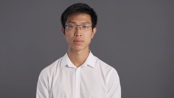 Młody Przystojny Azji Mężczyzna Okulary Radośnie Pokazując Kciuk Górę Gest — Wideo stockowe