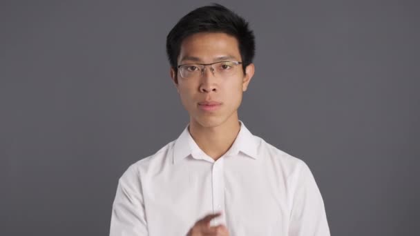 Ung Allvarlig Asiatisk Man Glasögon Visar Tystnad Gest Kameran Över — Stockvideo
