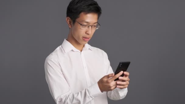 Jeune Homme Asiatique Sérieux Dans Les Lunettes Vue Avec Colère — Video