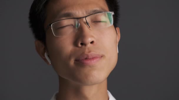 Retrato Joven Atractivo Hombre Asiático Gafas Escuchando Música Auriculares Inalámbricos — Vídeo de stock