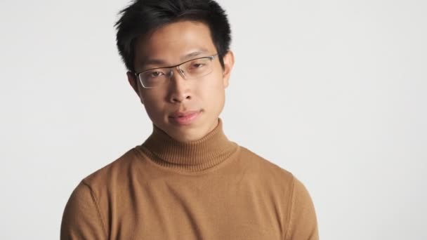 年轻英俊时髦的亚洲男人戴着眼镜 自信地在相机上展示食指 你的手势 接力大师 — 图库视频影像