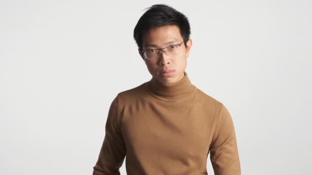 Jovem Bonito Elegante Asiático Homem Óculos Legal Dançando Câmera Isolada — Vídeo de Stock