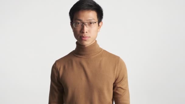 Joven Hombre Asiático Seguro Mismo Gafas Que Muestra Que Estoy — Vídeos de Stock