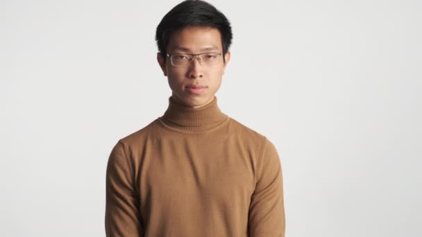 Jovem Atraente Asiático Homem Confiantemente Mostrando Gesto Contato Visual Com — Vídeo de Stock