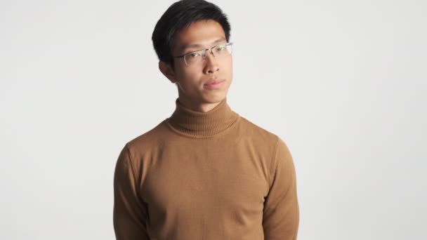Junger Seriöser Asiatischer Mann Mit Brille Zeigt Selbstbewusst Keine Geste — Stockvideo