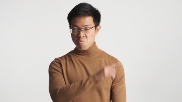 Jonge Zelfverzekerde Aziatische Man Bril Toont Agressief Geen Gebaar Camera — Stockvideo