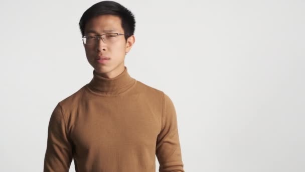 Молодой Привлекательный Азиатский Мужчина Очках Просит Повторить Радостно Кивает Камеру — стоковое видео