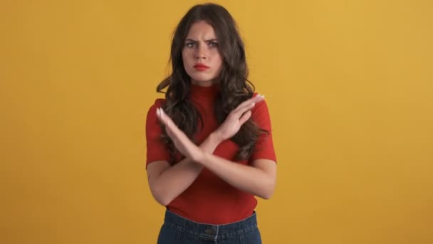 Kırmızı Tişörtlü Esmer Ciddi Bir Kız Elleri Çapraz Sarı Arka — Stok video