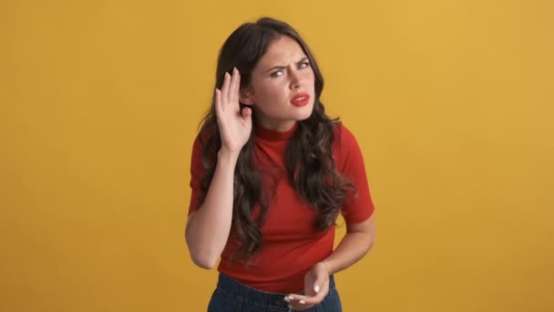 Chica Morena Molesta Parte Superior Roja Tratando Escuchar Que Dice — Vídeo de stock