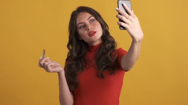 Piękny Uśmiech Brunetka Dziewczyna Czerwoną Szminką Szczęśliwie Biorąc Selfie Telefon — Wideo stockowe