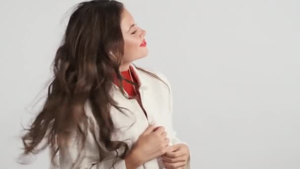 Aantrekkelijke Dromerige Casual Brunette Meisje Luisteren Muziek Oortelefoons Gelukkig Zwaaien — Stockvideo