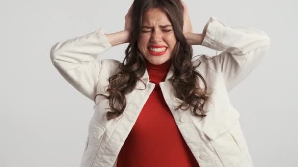 Zdenerwowany Casual Brunetka Dziewczyna Przykrywając Uszy Rąk Emocjonalnie Krzyczy Szarym — Wideo stockowe