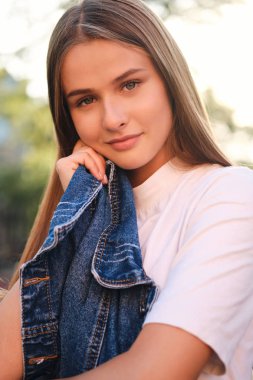 Elinde kot ceketi olan hoş, şık bir kızın portresi rüyamda açık havada kameraya bakıyordu.