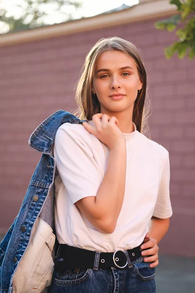 Bella ragazza casual elegante con fiducia alla ricerca in macchina fotografica all'aperto — Foto Stock